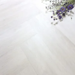 Kivikomposiittikalanruotovinyylilankku DomusFlooring Kuura valkeatammi, integroitu askeläänieriste