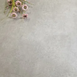 Kivikomposiittivinyylilaatta DomusFlooring Louhen rantakallio, integroitu askeläänieriste