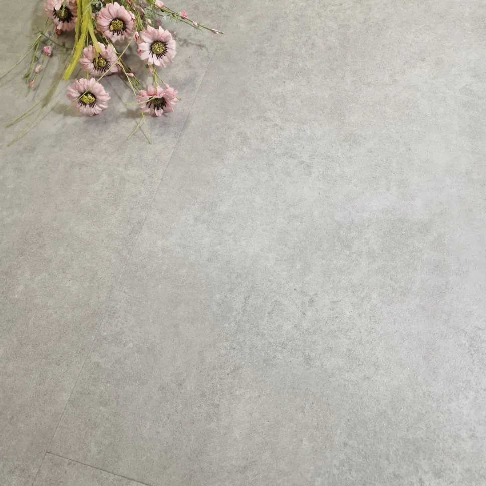 Kivikomposiittivinyylilaatta DomusFlooring Louhen rantakallio, integroitu askeläänieriste