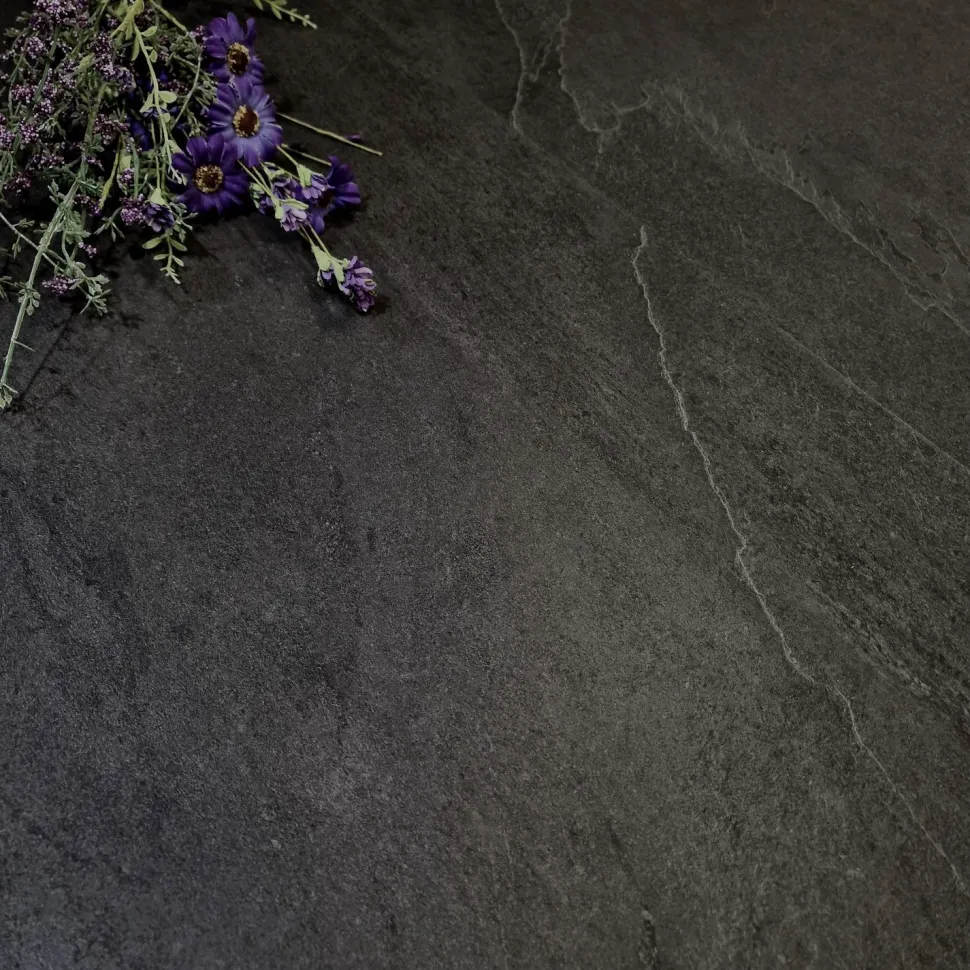Kivikomposiittivinyylilaatta DomusFlooring Pohjolan piikivi, integroitu askeläänieriste