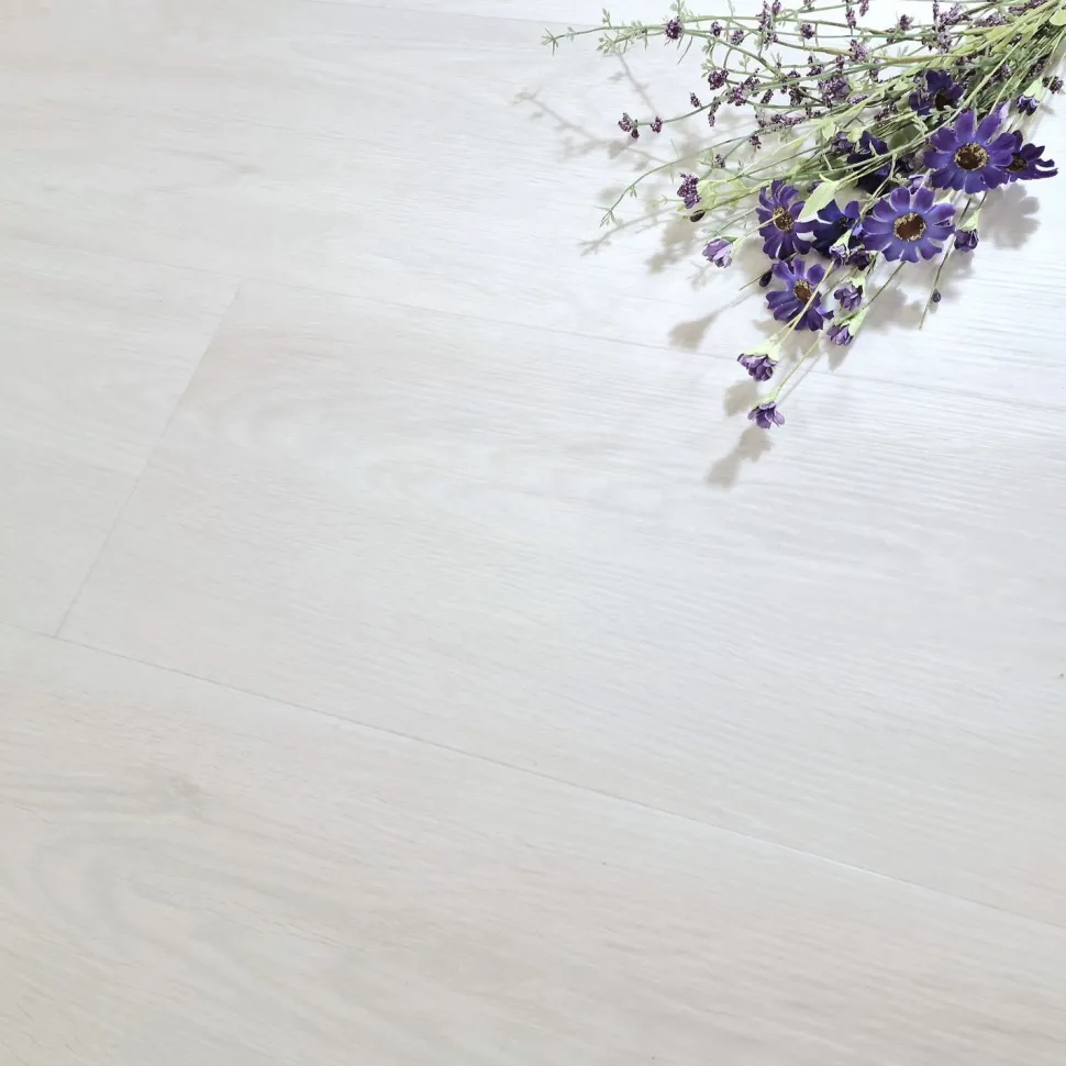 Kivikomposiittivinyylilankku DomusFlooring Lapinnoidan lumikide, integroitu askeläänieriste