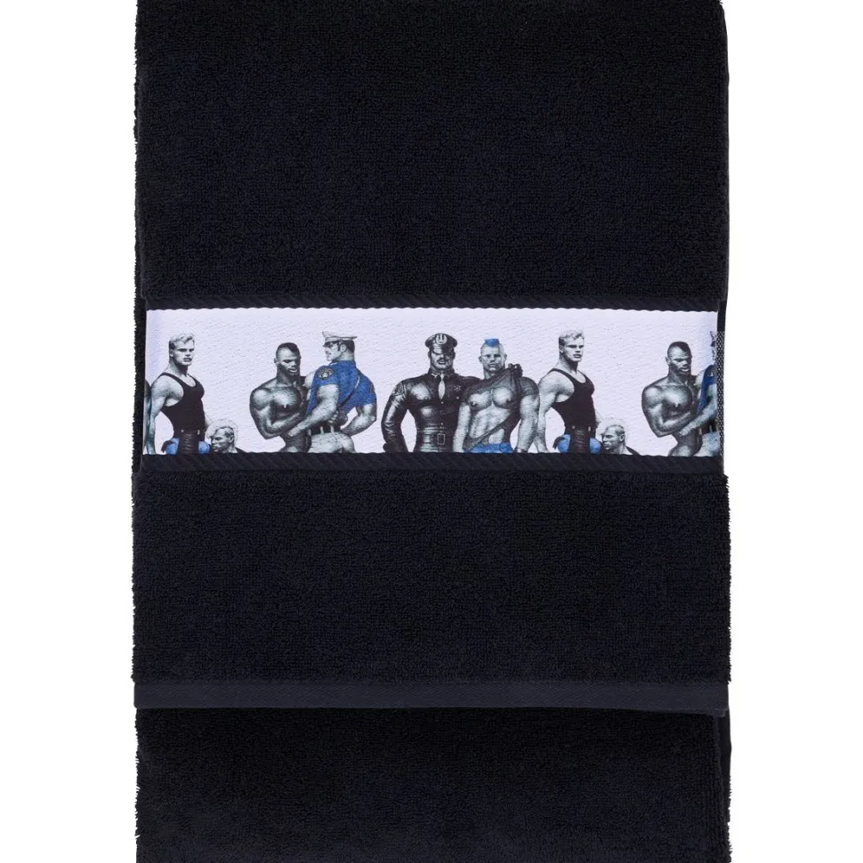 Kylpypyyhe Finlayson Tom Of Finland Blue Squad, 90x180cm, musta