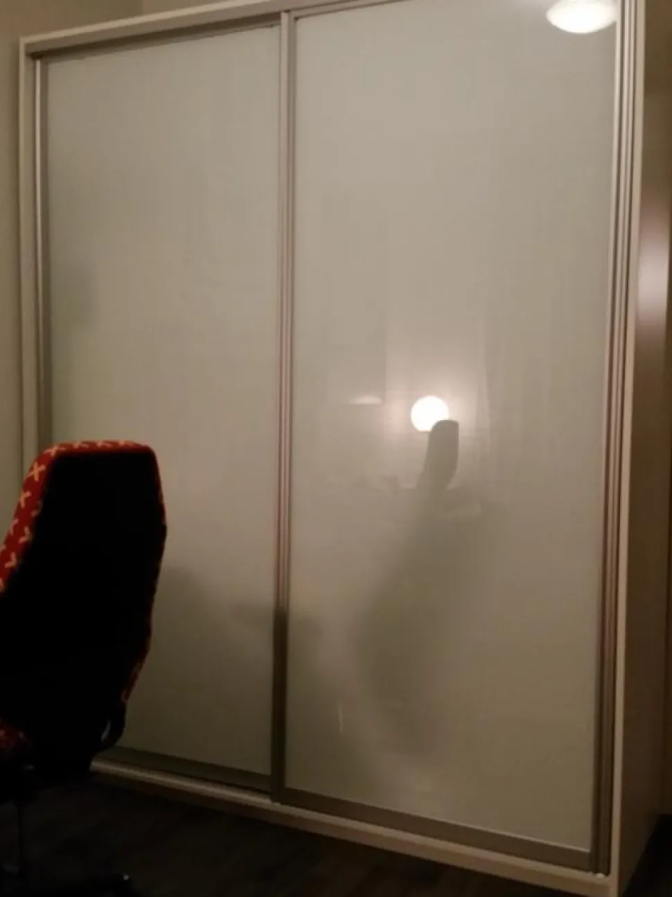 Liukuovikaappi Hiipakka Ida 180cm valkoinen ovet 2x valkoinen lasi