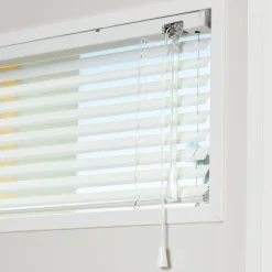 Sälekaihdin SOLAR oveen, säätötangolla, luonnonvalkoinen