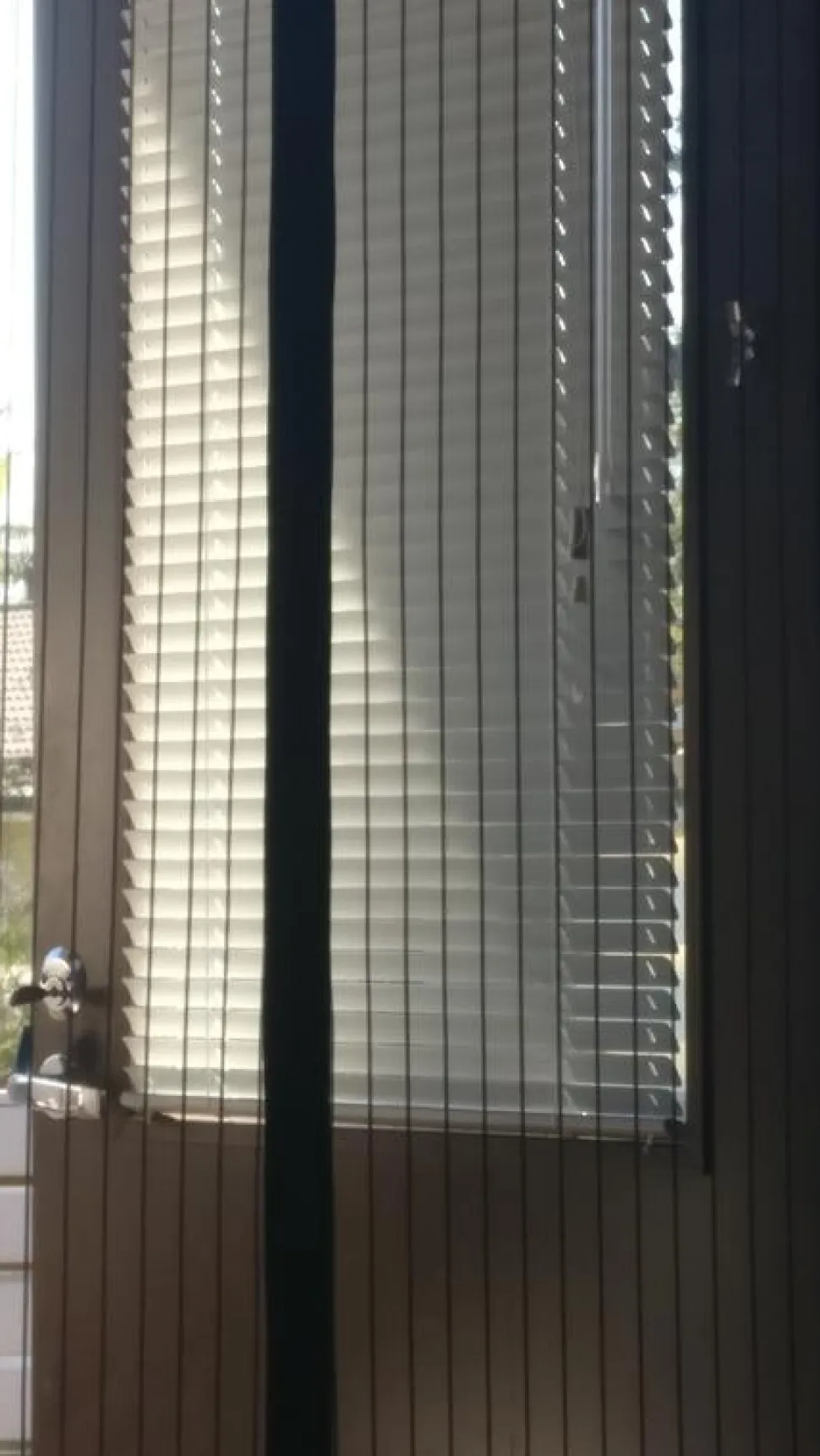 Sälekaihdin SOLAR oveen, säätötangolla, luonnonvalkoinen