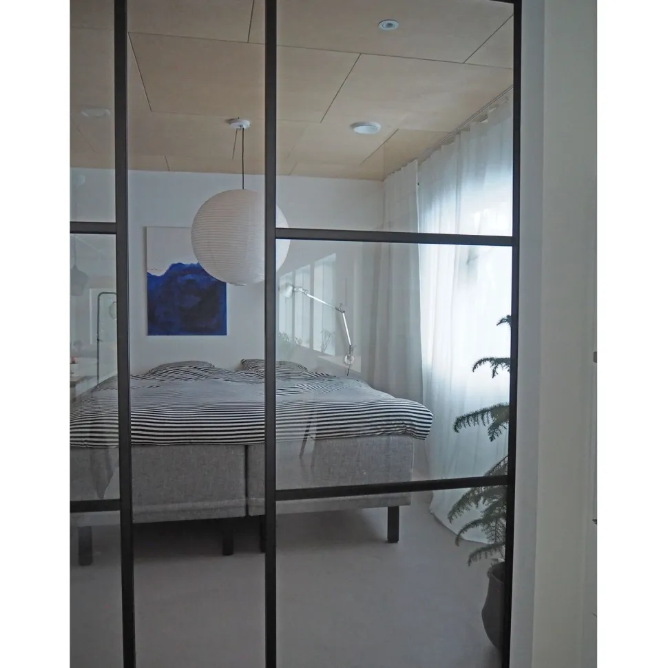 Tilanjakaja/liukuovi Mirror Line kahdella ovella musta matala malli mittatilaus